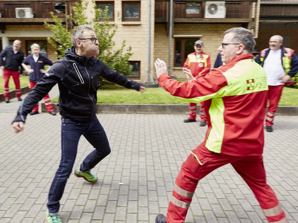 (Szene nachgestellt) Ein Passant attackiert Rettungskräfte im Einsatz - Foto: Alexander Schmidt