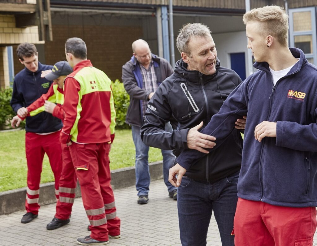 Wie begleite ich einen Patienten unter bestmöglichem Eigenschutz zum Rettungswagen? - Foto: Alexander Schmidt